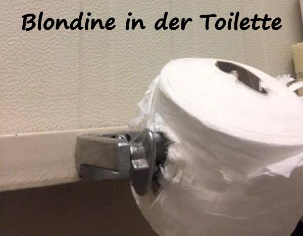 Blondine in der Toilette