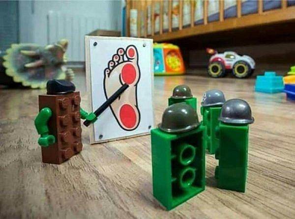 Der Beweis! LEGO-Steine haben es auf unsere Füße abgesehen.