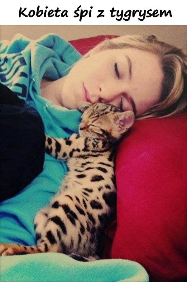 Kobieta śpi z tygrysem